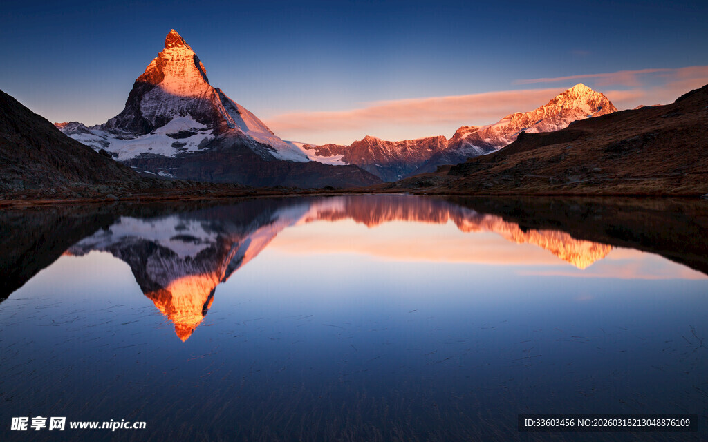 马特洪峰倒映于静谧湖面
