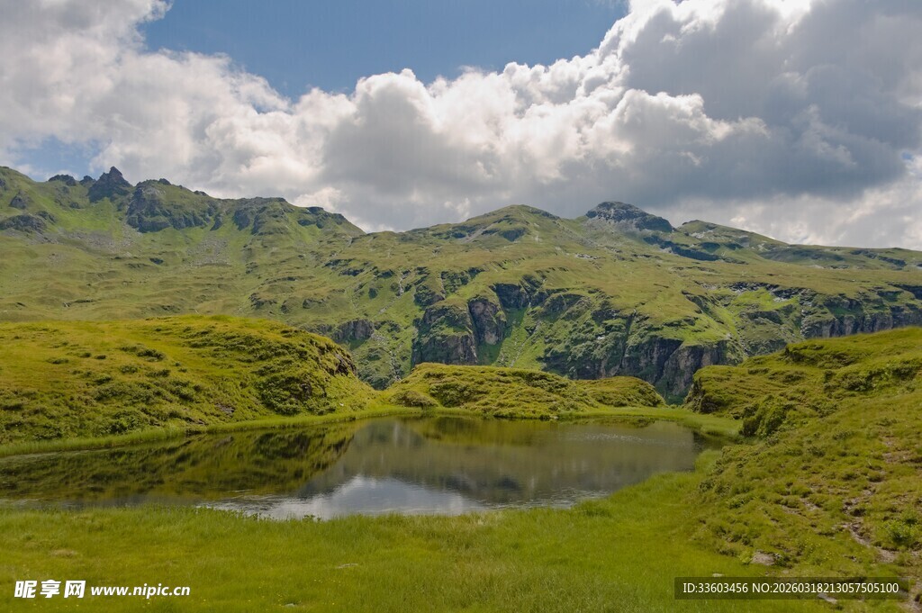 山间绿野中的静谧小湖