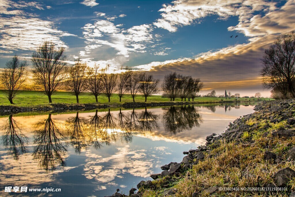 河畔黄昏美景倒映如画