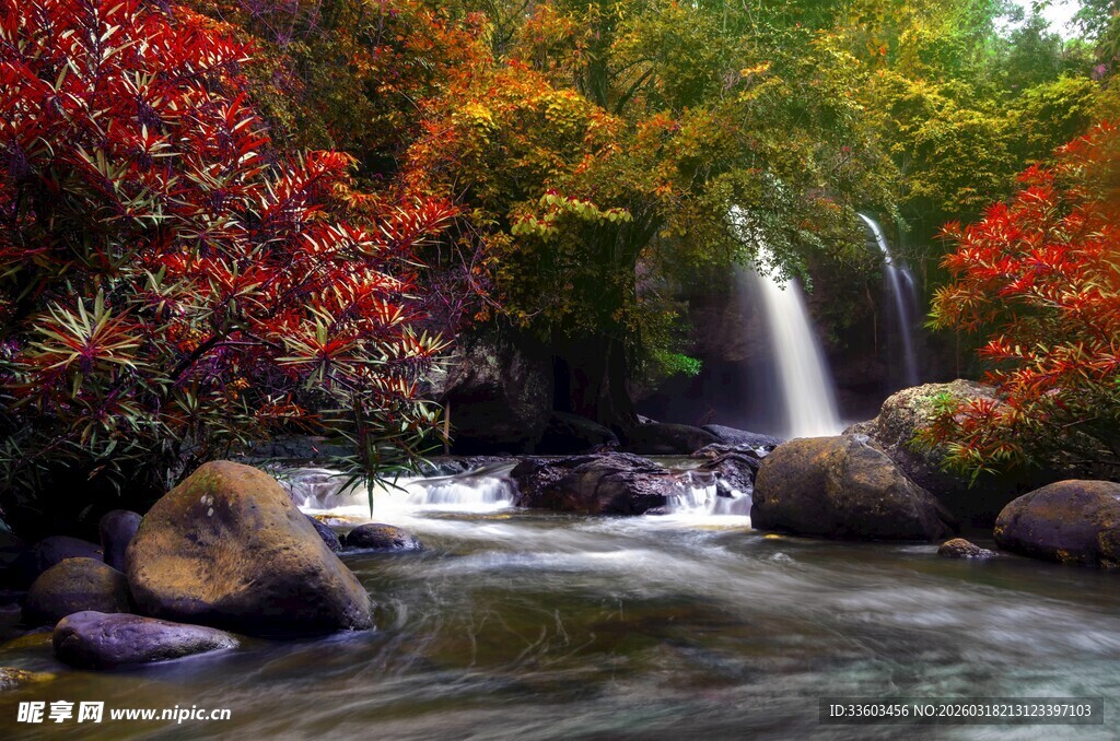 秋日溪流瀑布自然美景