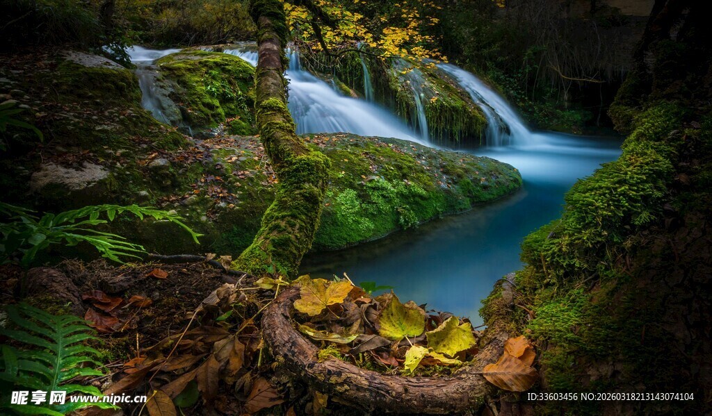 山间幽美瀑布溪流景观