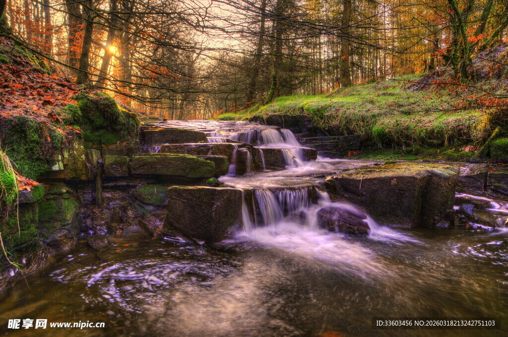 秋日林间流水小瀑布