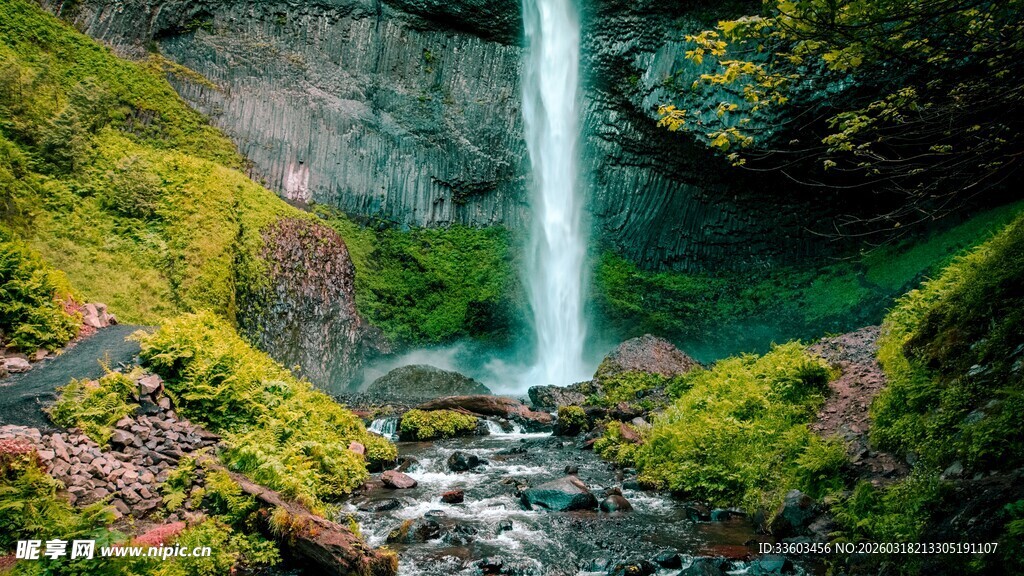 山间瀑布下的多彩自然景观