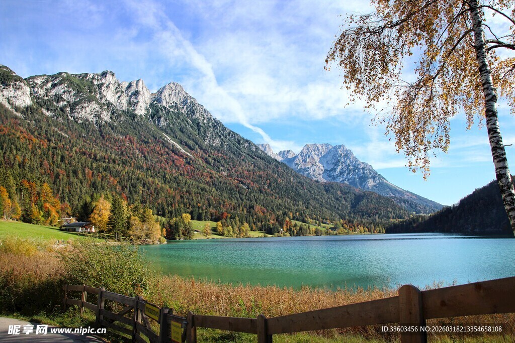 秋日山间湖泊美丽景致