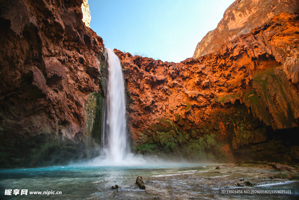 峡谷间的壮丽瀑布景观