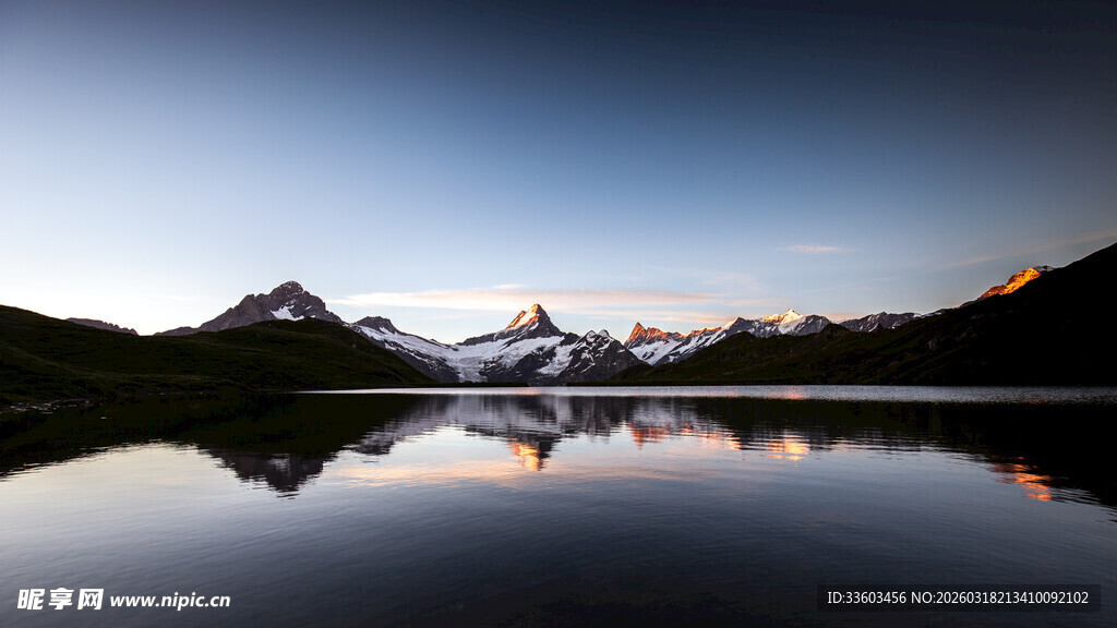 湖光山色中的美丽倒影