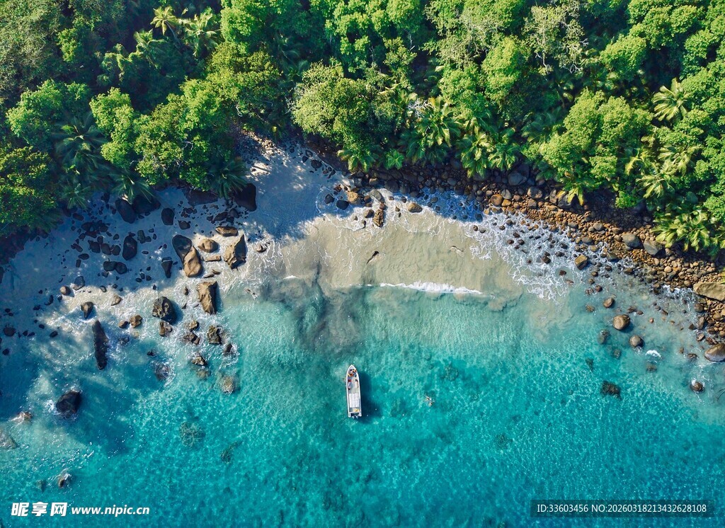 俯瞰美丽海岛清澈海域