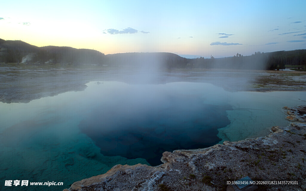 梦幻蓝湖热气升腾景观