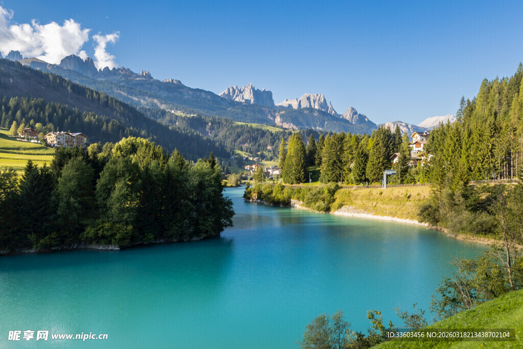 美丽河畔青山绿水风光