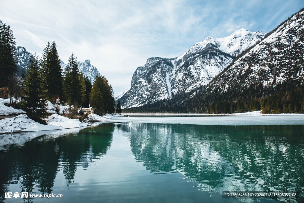冬日静谧的山水湖景画面