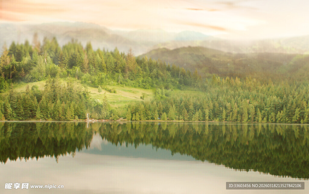 湖畔青山绿意盎然美景
