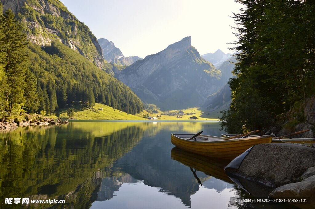 宁静湖畔的自然美景