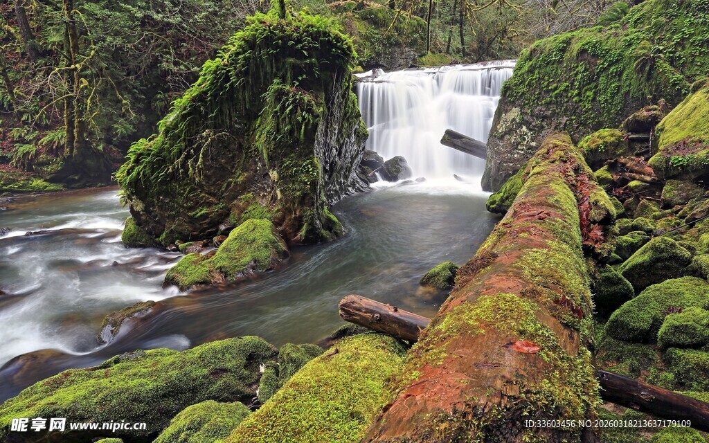 山间苔藓覆盖的溪流瀑布