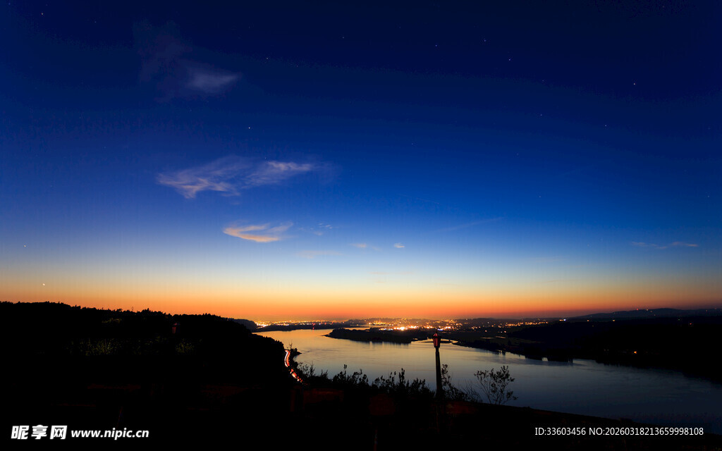 黄昏下的宁静河畔美景