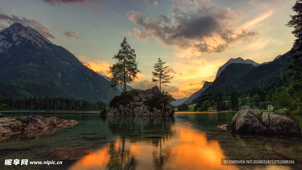 湖畔绝美日落山水风光