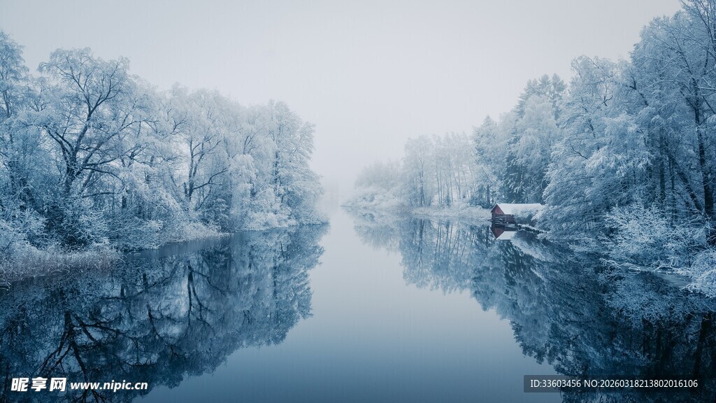 冬日静谧雪景中的宁静河流