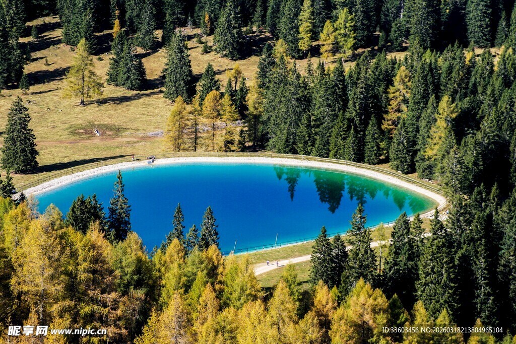 山间蓝湖映翠林