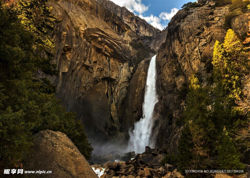 山间壮丽瀑布景观