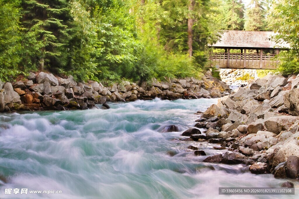 山间溪流旁的小屋