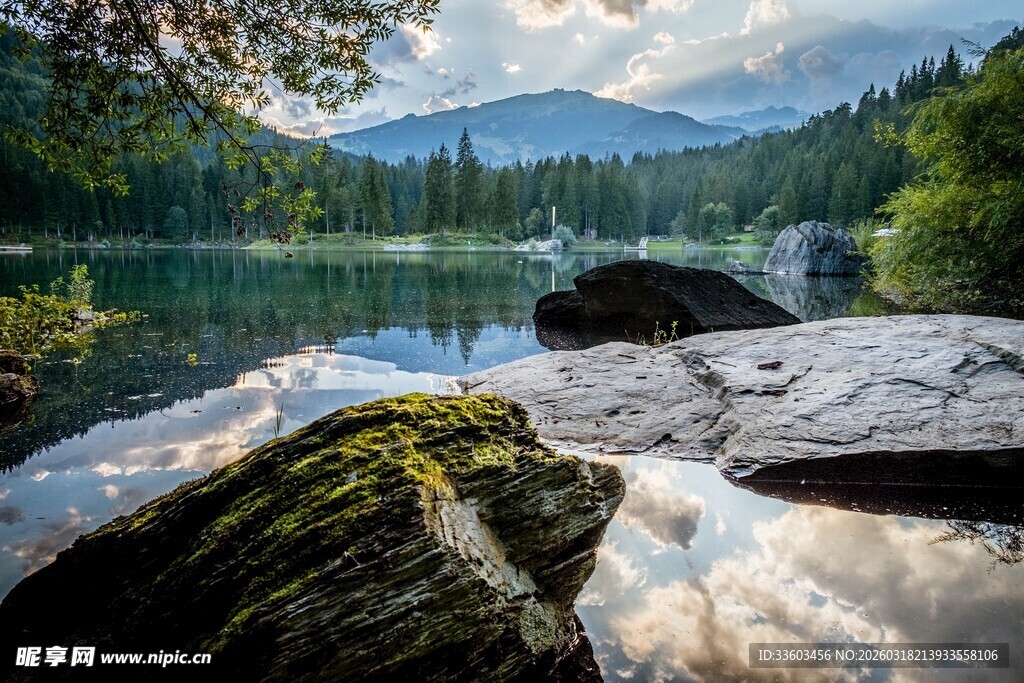 山间溪流旁的秀丽湖景