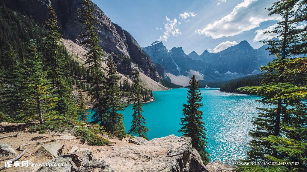 秀丽山间蓝湖风景