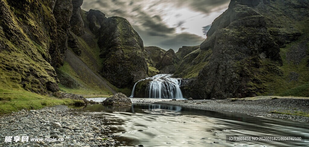 山间瀑布下的宁静溪流