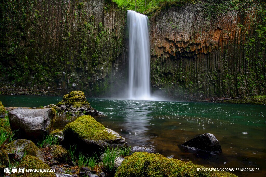 山间瀑布下的幽美水景