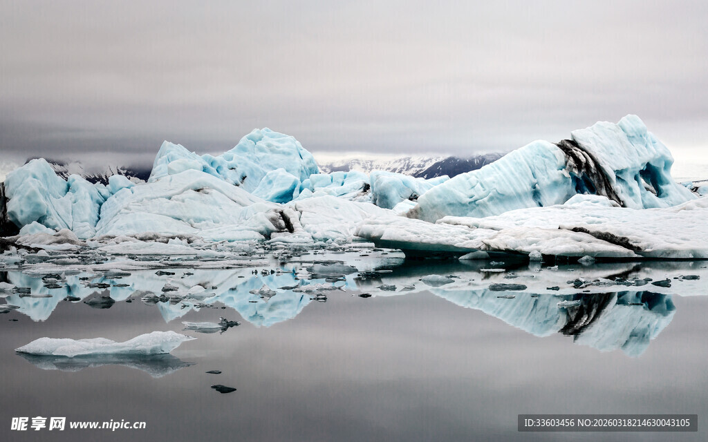 海上漂浮的壮观蓝白色冰山