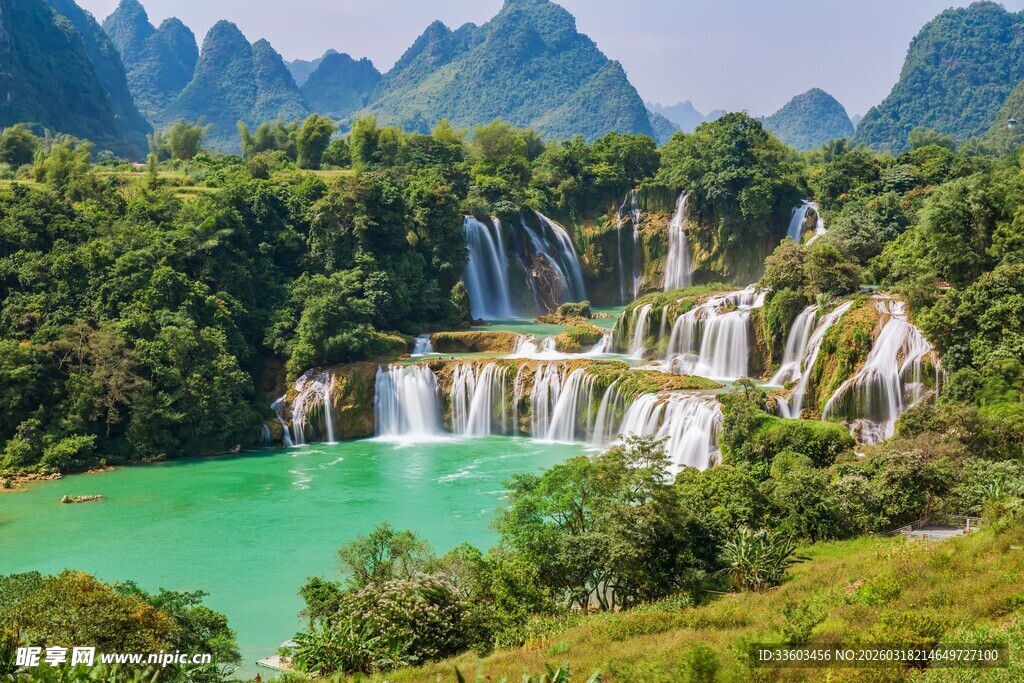 德天瀑布的秀丽山水风光