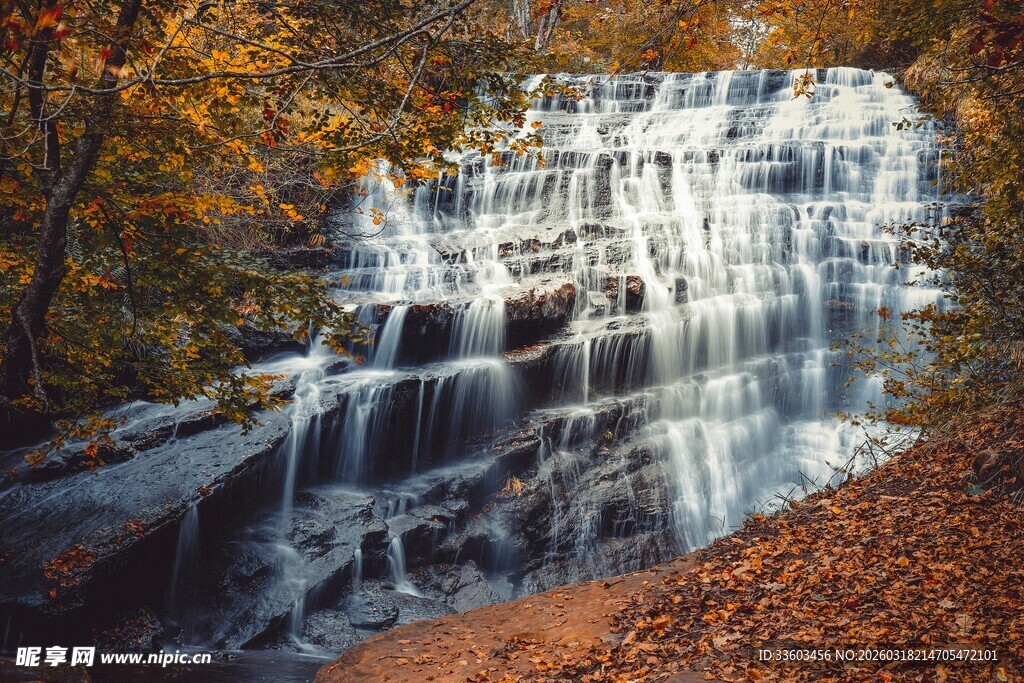 秋日层叠瀑布美景