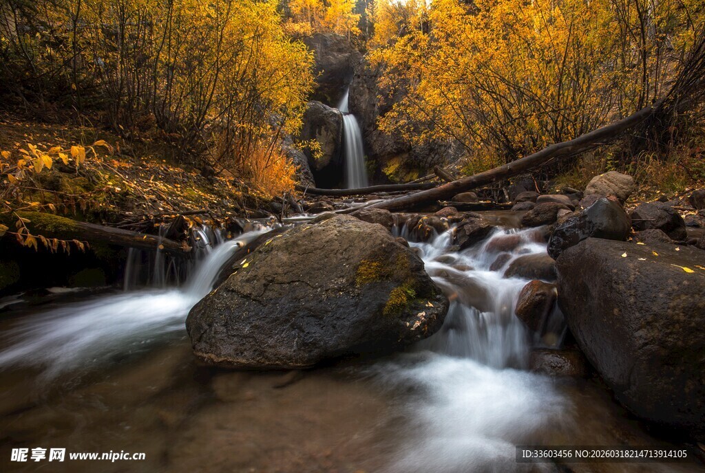 秋日山间潺潺溪流美景