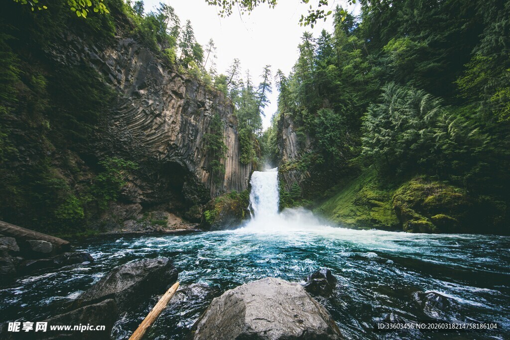 峡谷中的壮丽瀑布景观
