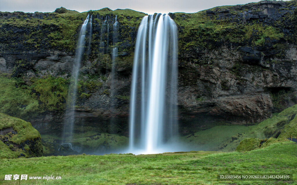 冰岛壮美瀑布自然景观