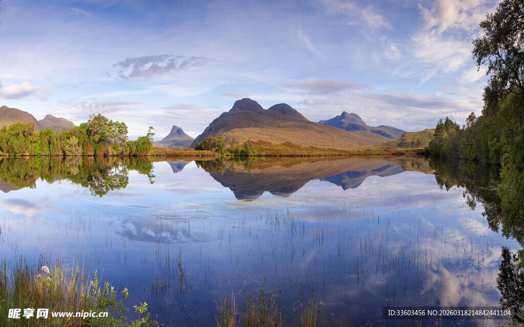 湖畔山峦美景倒映如画