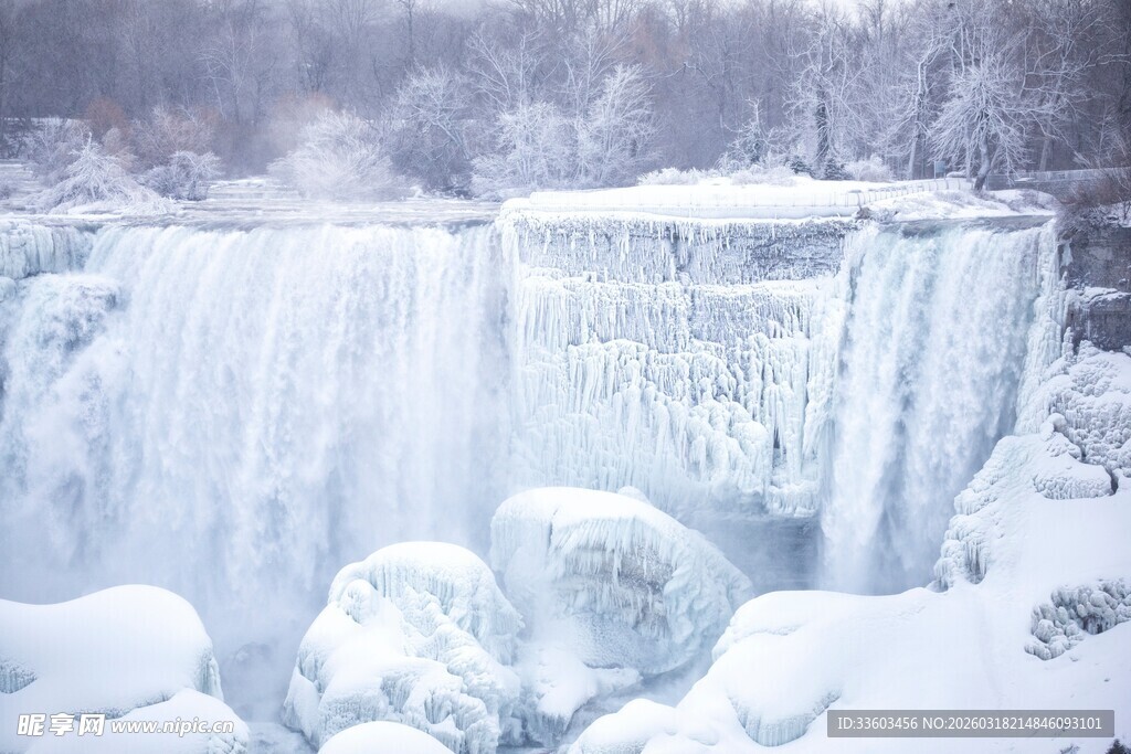 冬日冰封瀑布美景