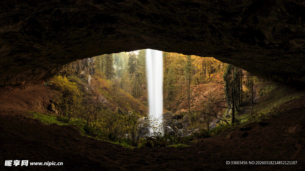 洞穴视角下的壮美瀑布