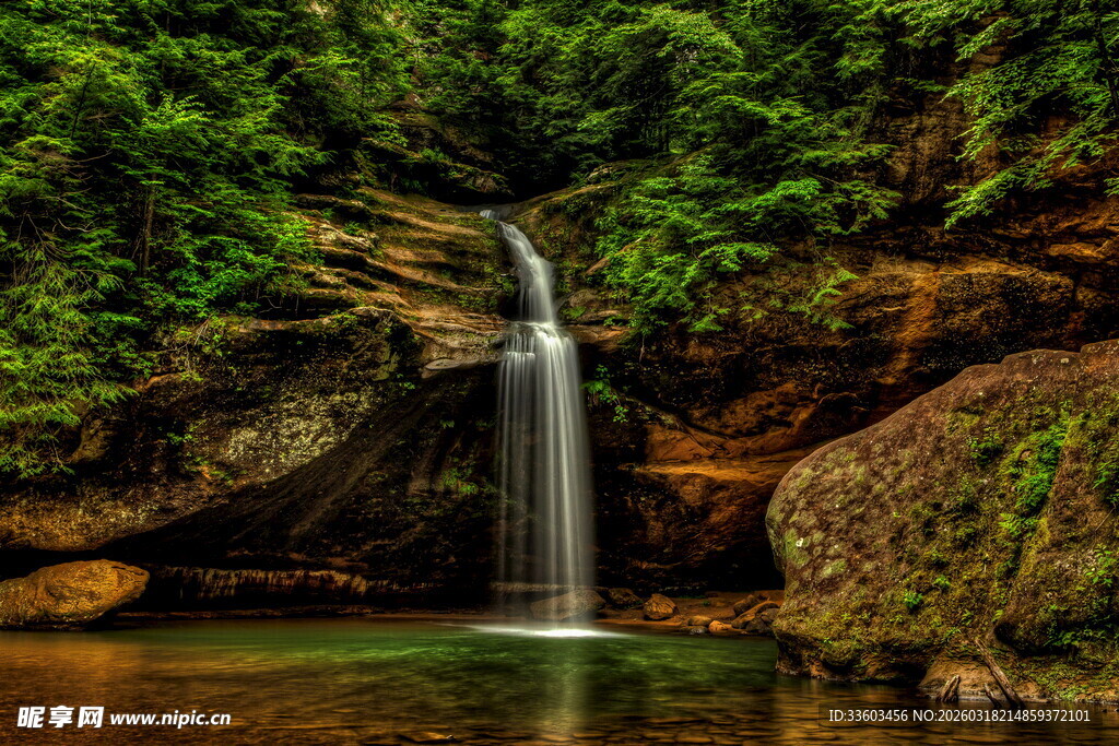 山间清幽小瀑布景观