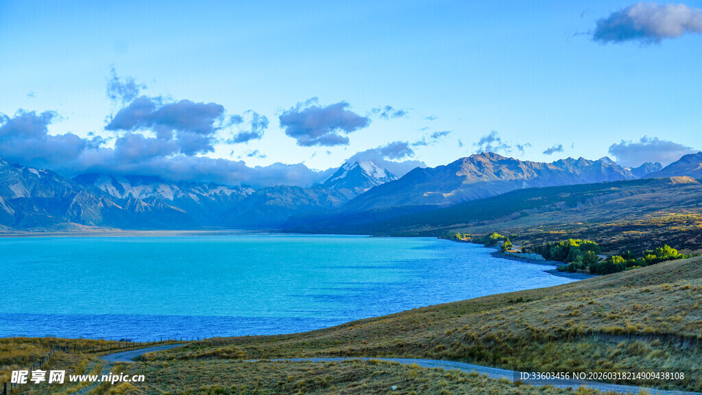 美丽湖景与远山风光