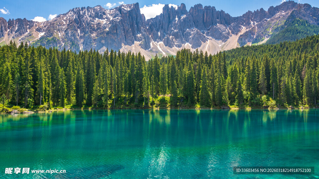 碧绿湖水映巍峨山林
