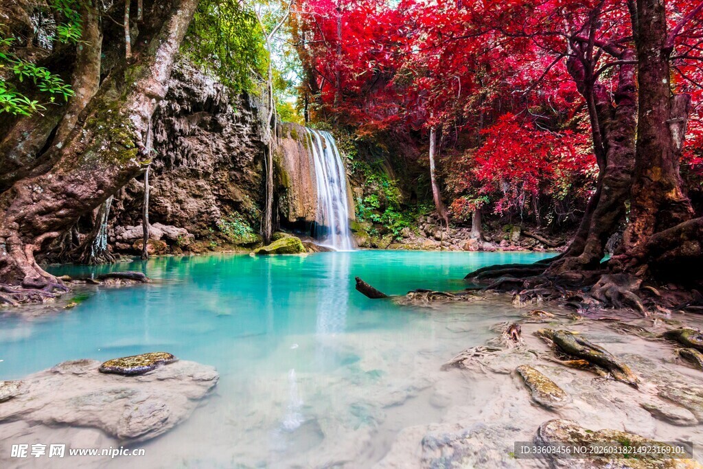 梦幻瀑布下的多彩山水景致