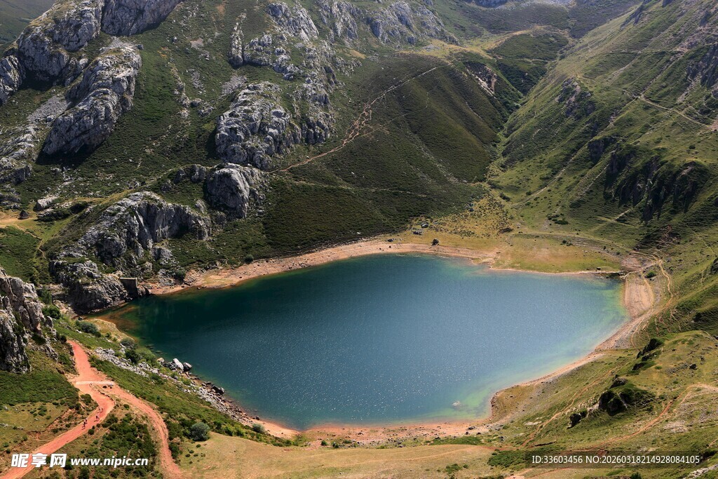 高山环绕的静谧湖泊