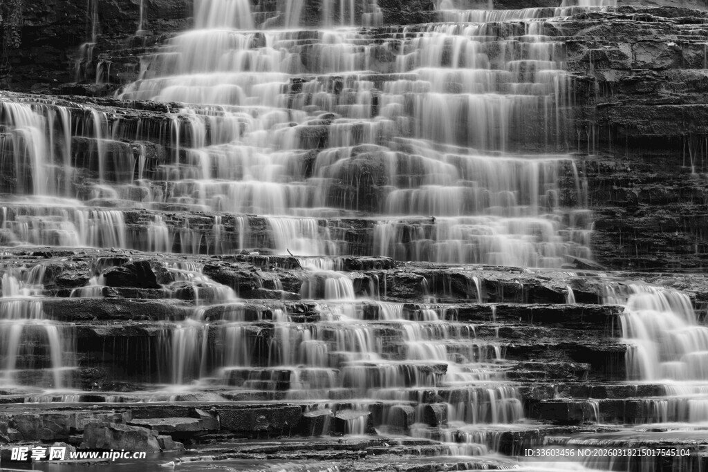 黑白瀑布景观