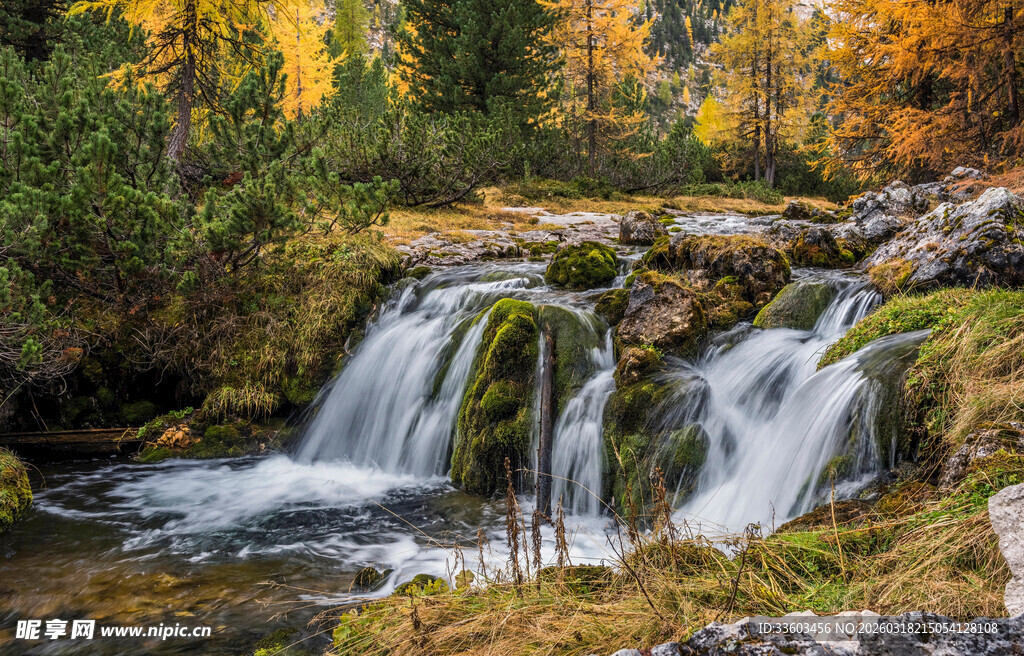 山间秋日瀑布美景