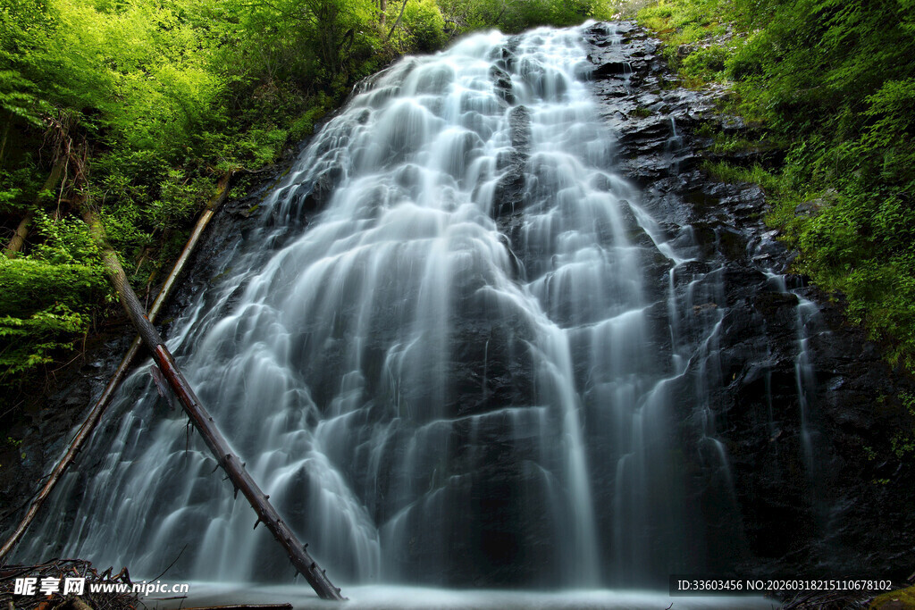 山间瀑布的自然美景