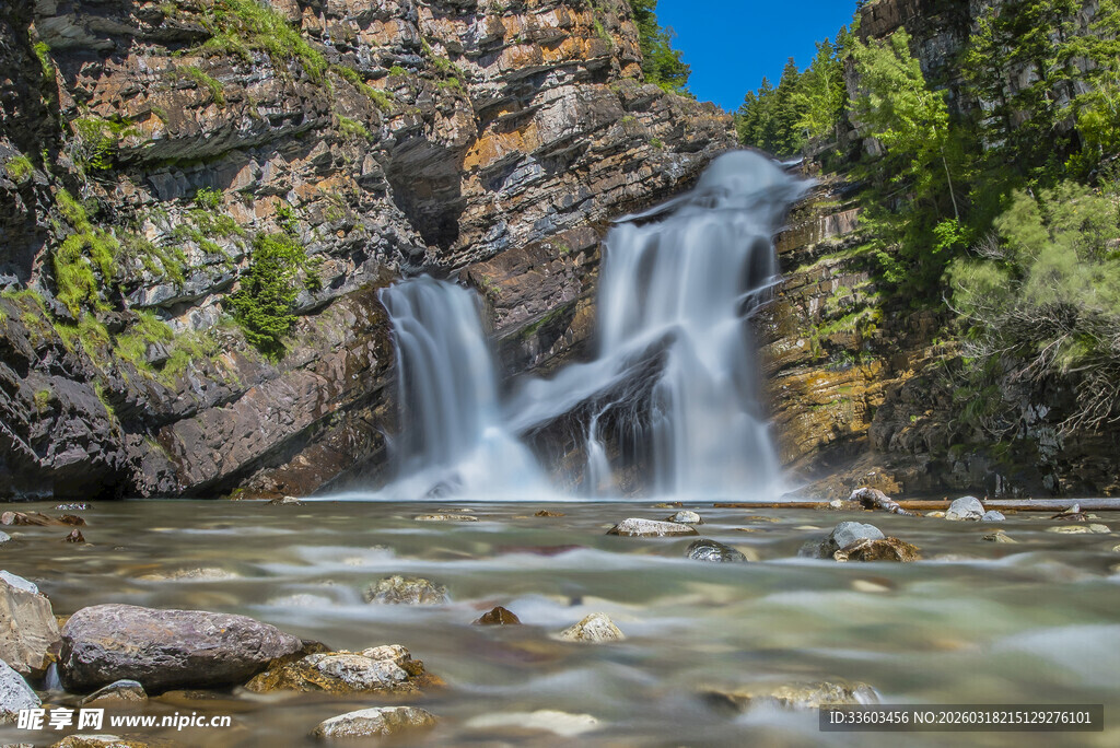 山间清澈瀑布景观