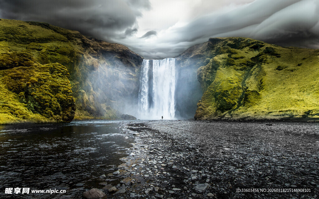 冰岛壮丽瀑布景观