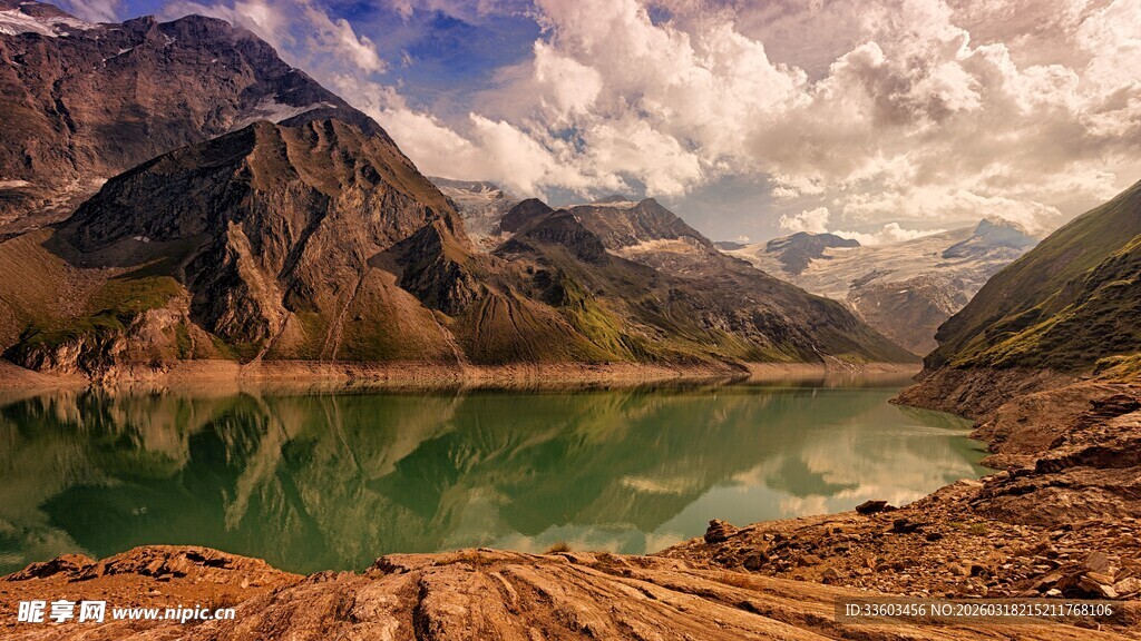 壮丽山河间的碧绿湖泊