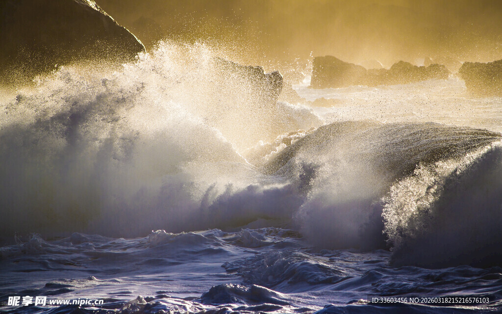 汹涌海浪在夕阳下翻滚