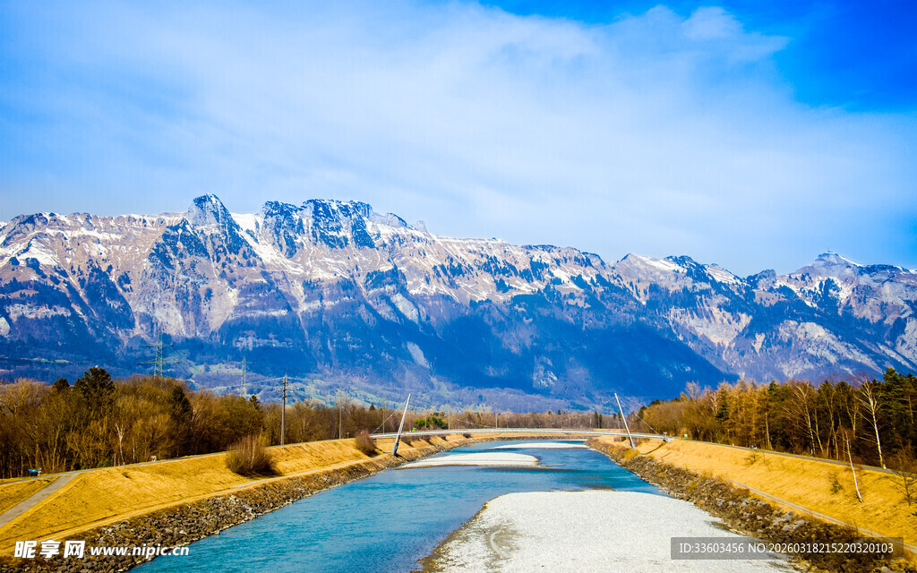 壮丽山河间的河流美景