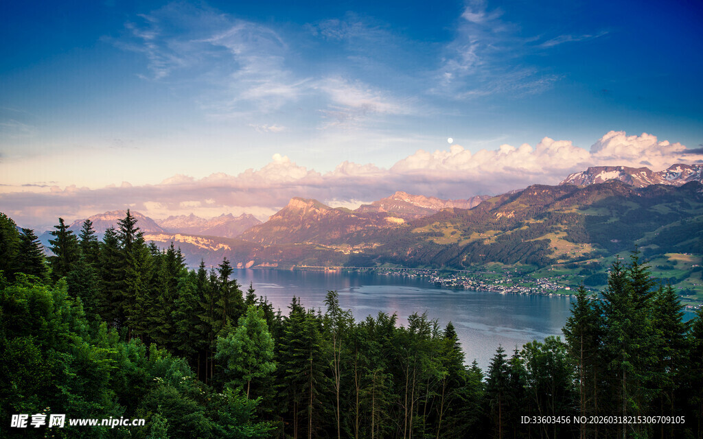 山林湖畔的壮丽自然景观